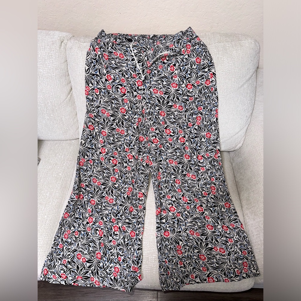 Look majestic in the Sisstrevolution Rocky Tides Pant.  Pre owned